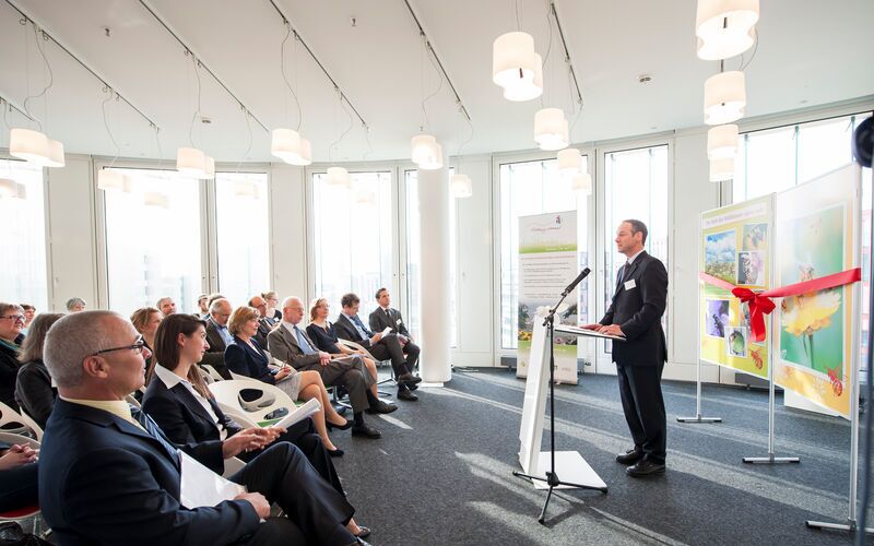 Cornelis Hemmer hält einen Vortrag anlässlich der Auszeichnung von „Deutschland summt!“.