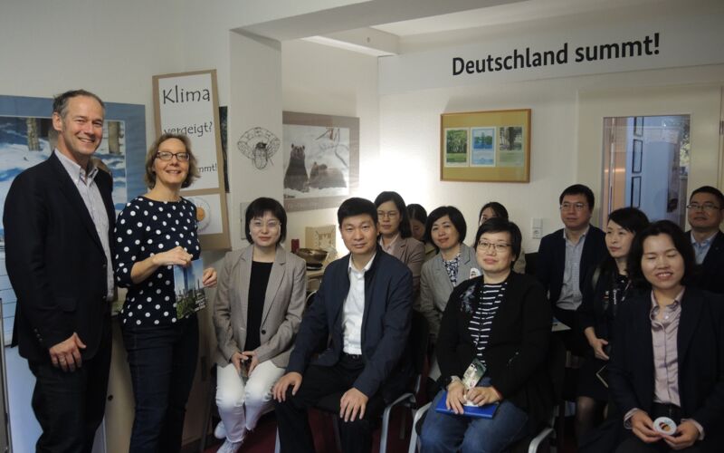 Besuch einer chinesischen Delegation im Büro der Stiftung für Mensch und Umwelt.
