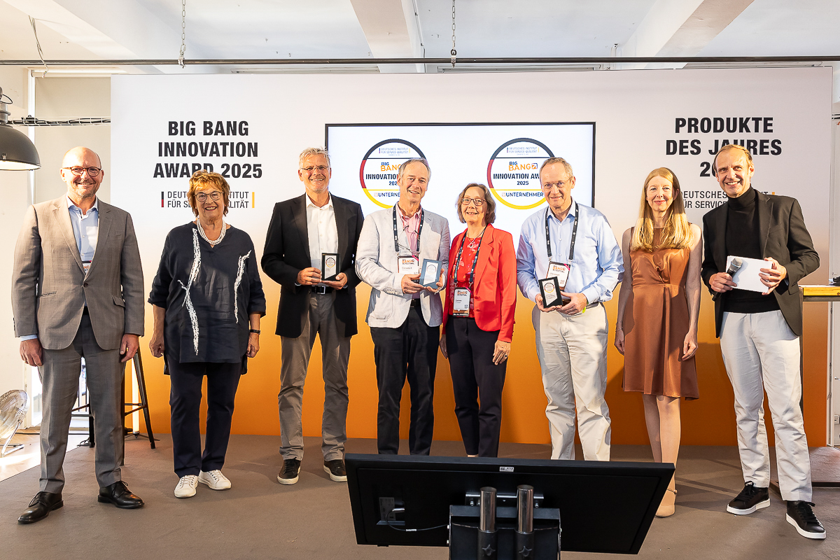 Die Stiftungsleitung Dr. Corinna Hölzer und Cornelis Hemmer (4.+5. v. l.) bei der Verleihung eines BIG BANG INNOVATION Awards 2025